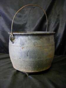   Antique Collectible F.8 Cast Iron Cauldron Cooking Pot w/Bail & 3 Legs