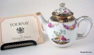 The Victoria & Albert Museum Porcelain Teapot   Franklin Mint 